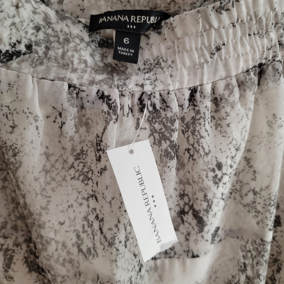 NWT Banana Republic Flare Flowy Snake Skin Gray Mini Skirt Size 6 - Picture 3 of 4